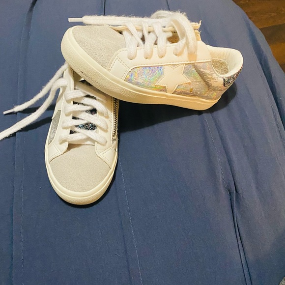 Kids sneakers size 12 - Picture 2 of 3